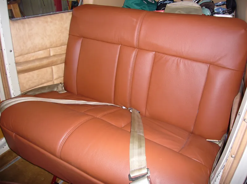 Cessna 170: Cognac leather bench